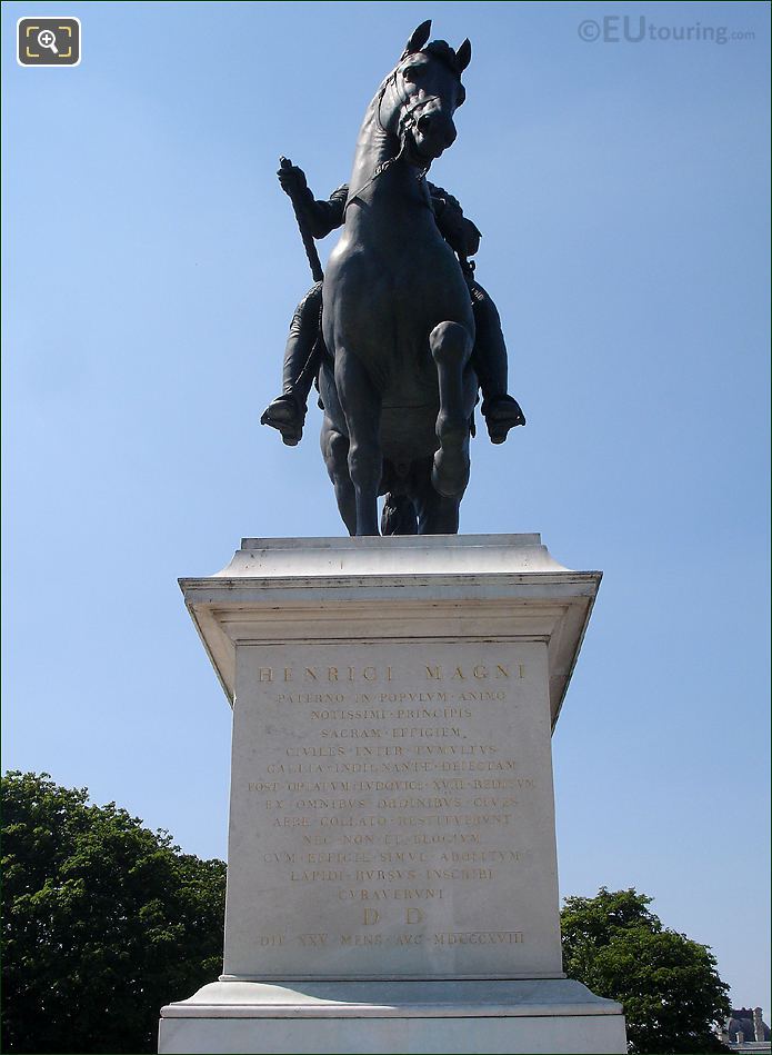 Front of equestrian statue of King Henri IV
