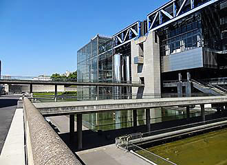 Split level walkways at Cite des Sciences et de l’Industrie