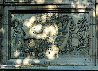 Leda and the Swan on Fontaine de Leda