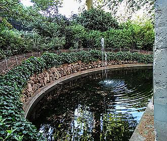 Fontaine de Leda pond and water fountain