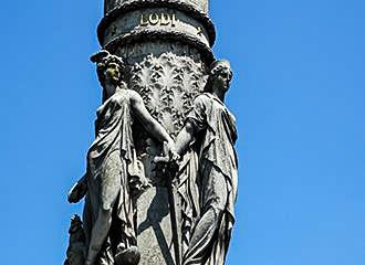 Fontaine du Palmier column statues
