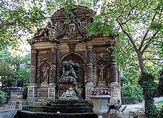 Fontaine Medicis front facade