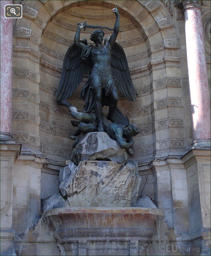 Fontaine Saint Michel, Paris central recess