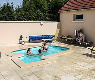 Camping Les Ceriselles outside pool