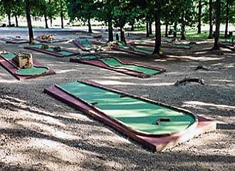 Camping Les Portes du Morvan crazy golf