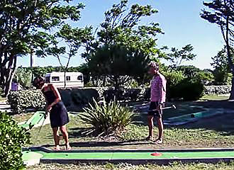 Camping Les Baleines crazy golf