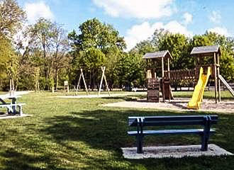 Camping Les Bords de Besbre playground