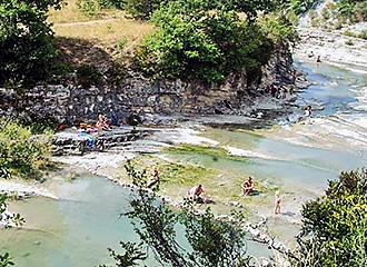 Camping Les Bois du Chatelas river