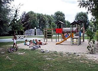 Camping des Roses playground