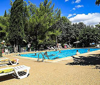 Camping Caravaning Le Rebau swimming pool