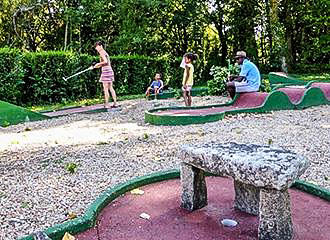 Camping Caravaning Kervilor crazy golf