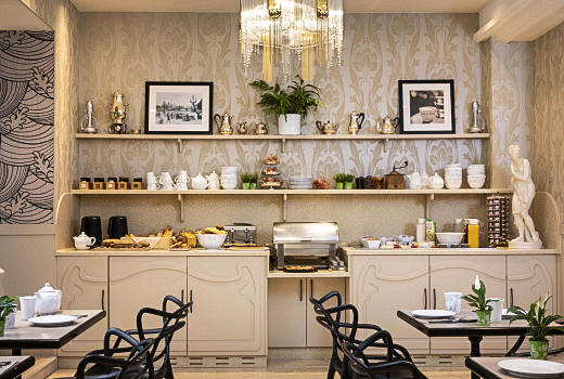 Grand Hotel des Balcons breakfast bar