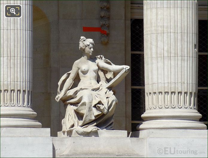 Grand Palais l'Art Contemporain statue