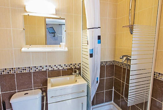 Hipotel Paris Gambetta Republique en suite bathroom