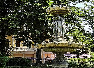 Avenue des Champs Elysees fountain