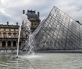 Louvre Museum fountain