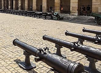Les Invalides Cour d'Honneur cannons