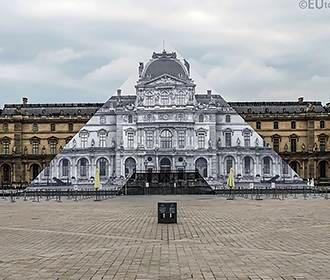 Musee du Louvre anamorphic photo
