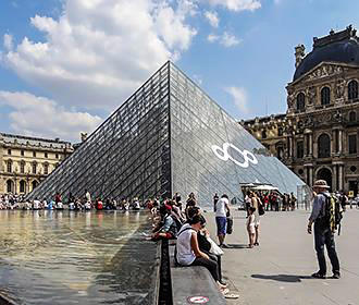 Musee du Louvre tourists