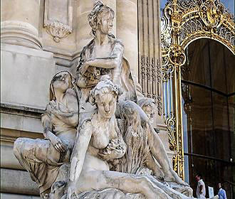 Petit Palais statues