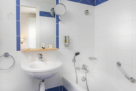 Hotel Agate en suite bathroom