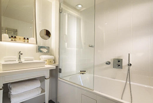 Hotel Baume Paris en suite bathroom