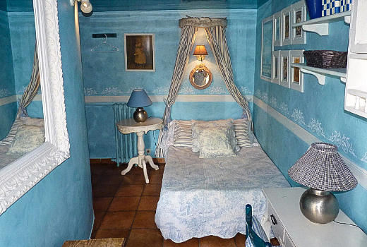 Hotel de Nesle blue single room