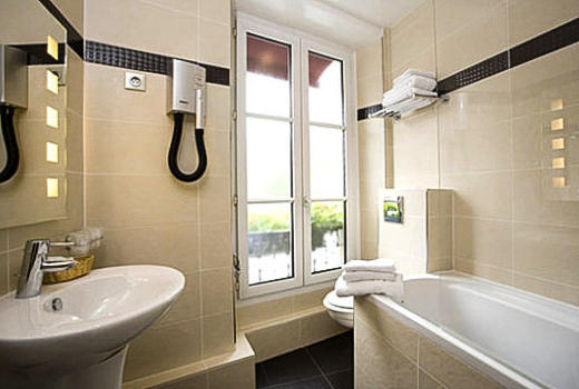 Hotel Eiffel Kennedy en suite bathroom