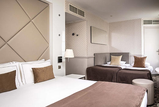 Hotel Longchamp Elysees family quadruple room