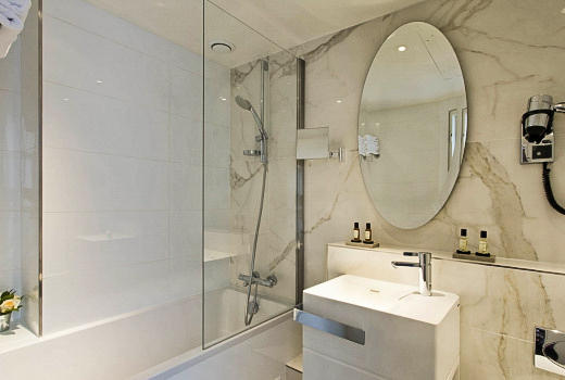 Hotel Longchamp Elysees en suite bathroom