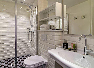 Hotel 34B en suite bathroom