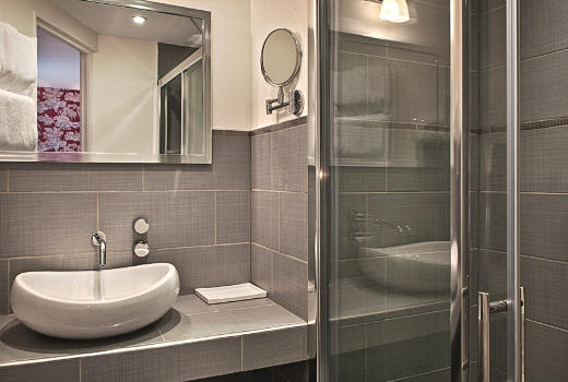 Hotel B Square en suite bathroom