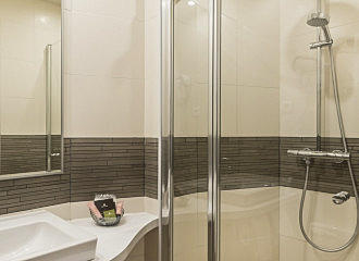 Hotel Beaugency en suite bathroom