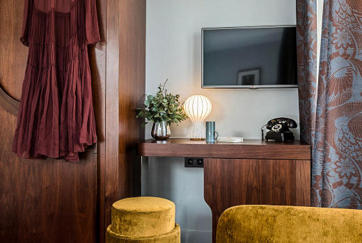 Hotel Belloy Saint-Germain bedroom desk