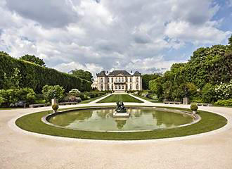 Round pond and Hotel Biron