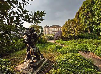 Hotel Biron gardens and statue