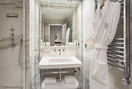 Hotel Bowmann Paris en suite bathroom