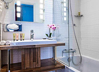 Hotel Bradford Elysees en suite bathroom