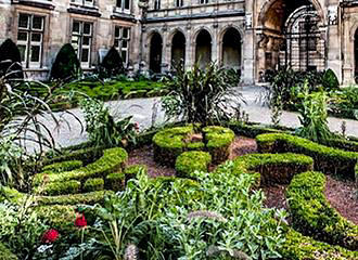 Hotel Carnavalet courtyard garden