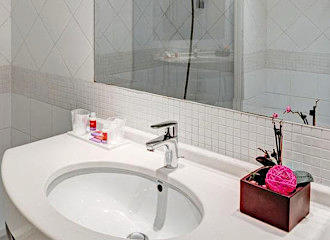 Hotel Caumartin Opera private bathroom