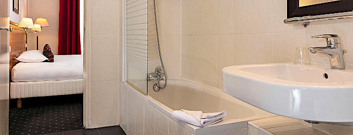 Hotel Coypel en-suite bathroom