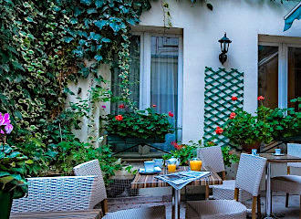 Hotel de l'Alma courtyard