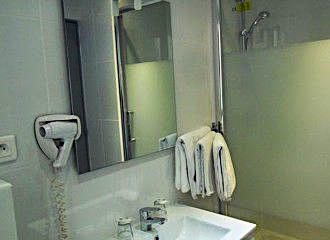 Hotel de l'Aveyron en suite bathroom