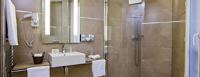 Hotel de L'Empereur en suite bathroom