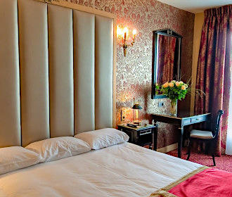 Hotel de L'Empereur bedroom decor