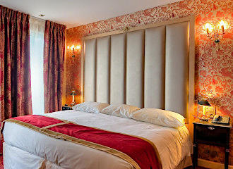 Hotel de L'Empereur double room red