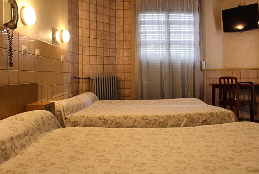 Hotel de la Comete twin bedroom