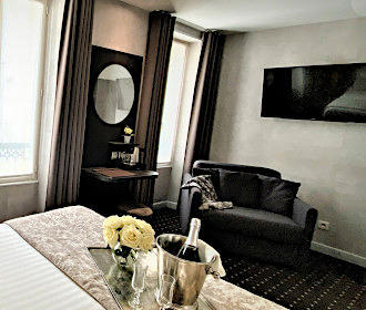 Hotel de la Paix Tour Eiffel deluxe room