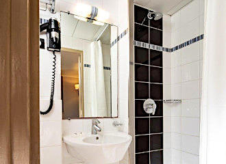 Hotel de la Tour Eiffel en suite bathroom