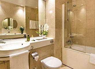 Hotel de Lutece en-suite bathroom